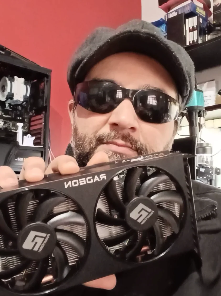 Eduardo Martins segurando uma placa de vídeo na bancada da FNK